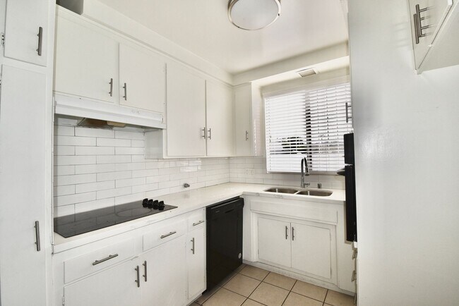 Foto del edificio - 5230 Vesper Ave