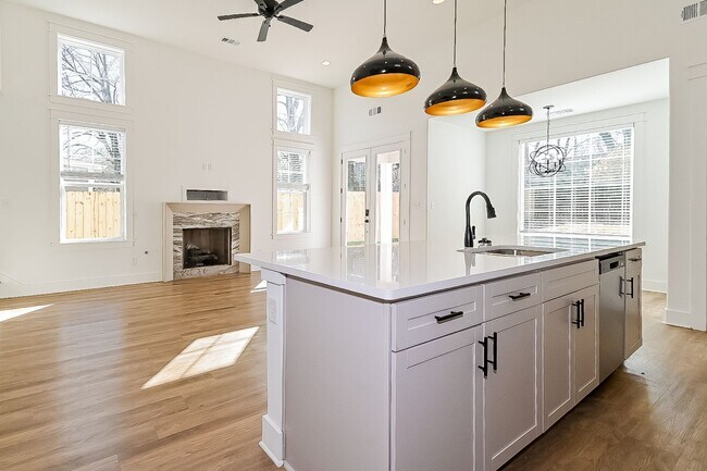 Foto del edificio - Beautiful Home For Rent near the Universit...