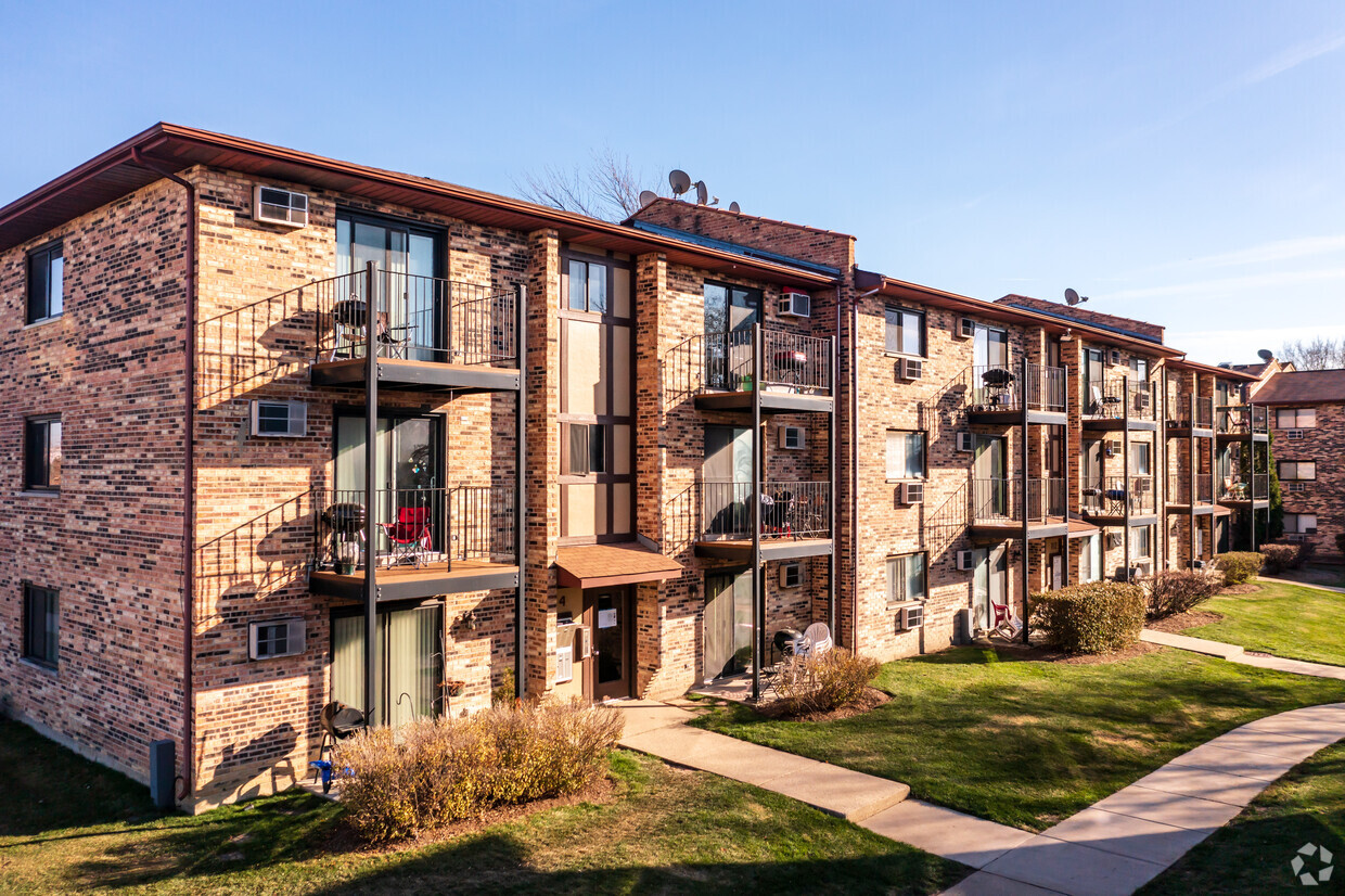 Carolshire - Apartments in Carol Stream, IL | Apartments.com