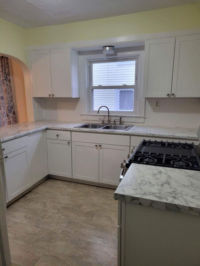 Building Photo - SPACIOUS 3 BEDROOM HOME