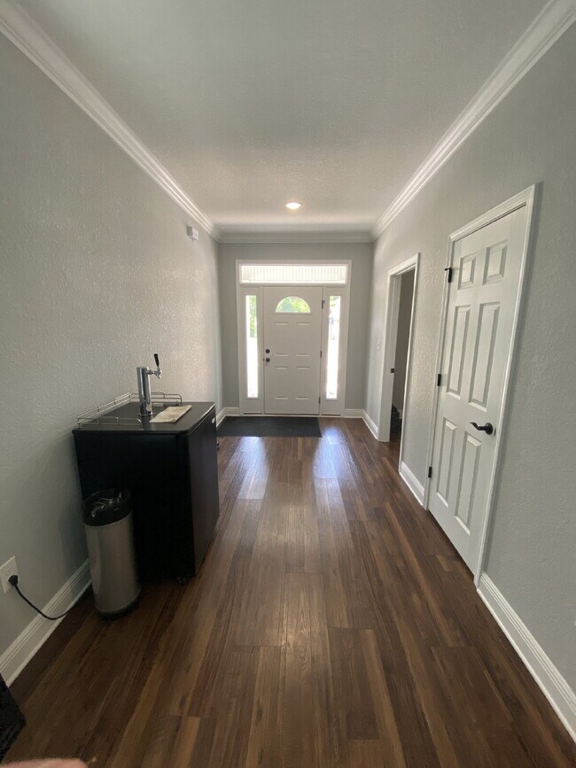 Foto del edificio - Situated in DeVillier's Square within convenient walking distance to Palafox, this contemporary r...