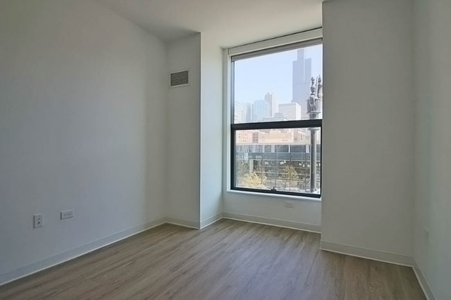 Building Photo - 809 W Van Buren St