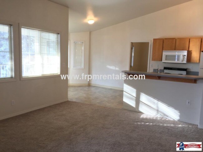 Building Photo - Large 2 Bed 2 Bath Upper Level Apartment
