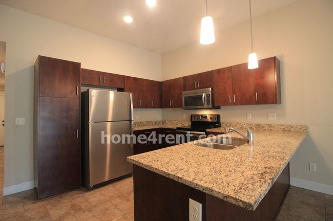 Building Photo - 9405 N Robinhood Ave