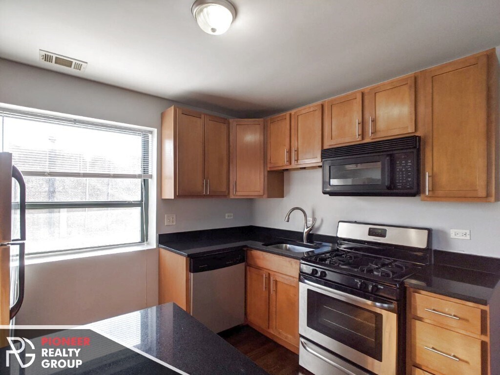 Primary Photo - 7616 N Marshfield Ave
