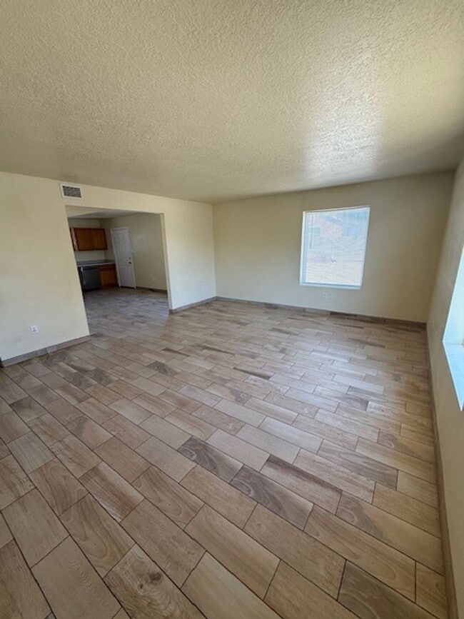 Foto del edificio - Beautiful Southwest Location 3 bedroom 2 bath 2 car garage