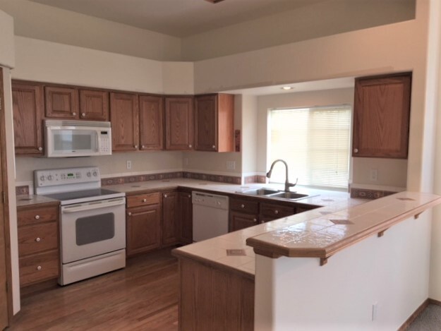 Building Photo - Beautiful Townhome in Newport Heights