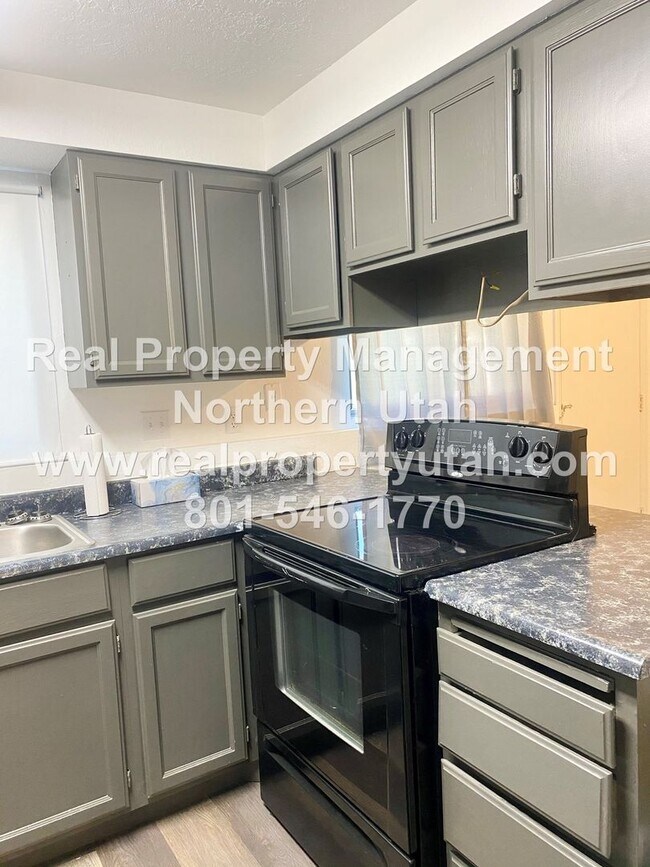 Foto del edificio - 3 Bedroom 1.5 Bath Townhome Available in Clearfield