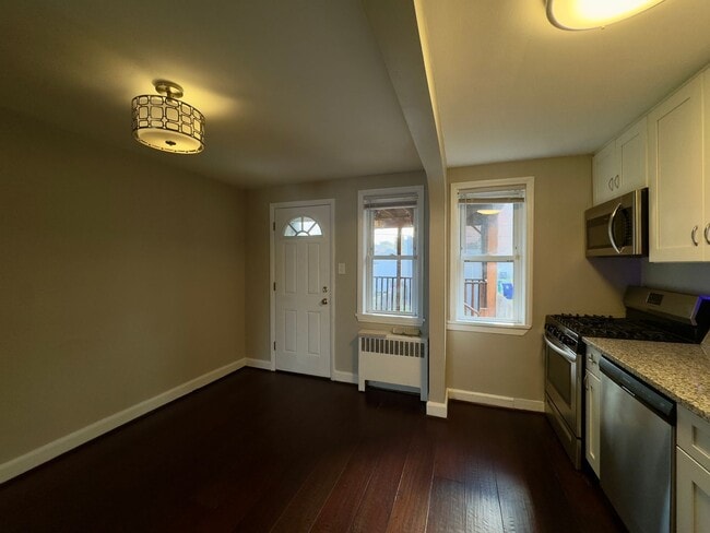 Building Photo - Charming 2Bed/1.5Bath Townhome with Modern...