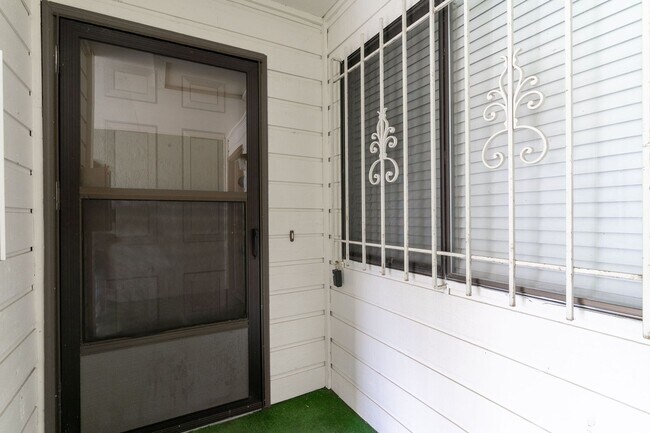 Building Photo - SPACIOUS 3 BEDROOM CONDO! CONVENIENT LOCATION!