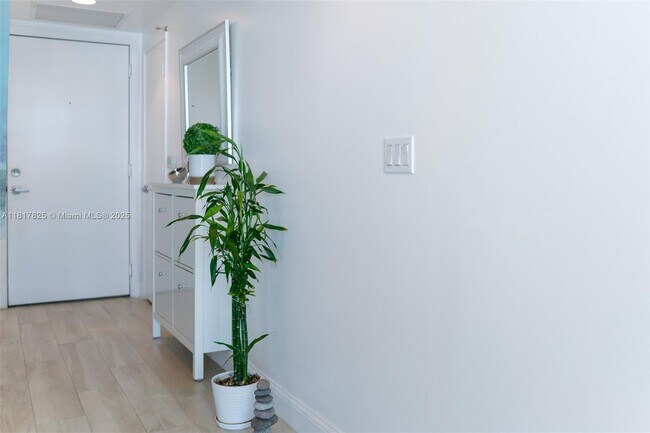 Building Photo - 950 Brickell Bay Dr