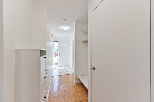 Building Photo - 3500 Glen Erin Dr