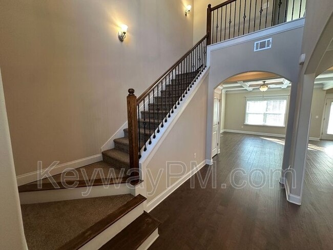 Building Photo - 688 Tree Top Trl