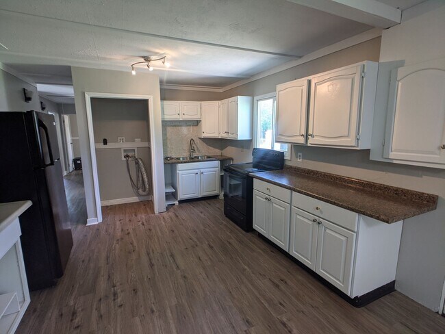 Foto del edificio - Spacious 3 bed 2 bath in Greenwood!
