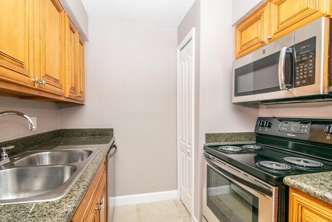 Foto del edificio - Ground Floor - 2 Bedroom 2 Bath w/ Fenced ...