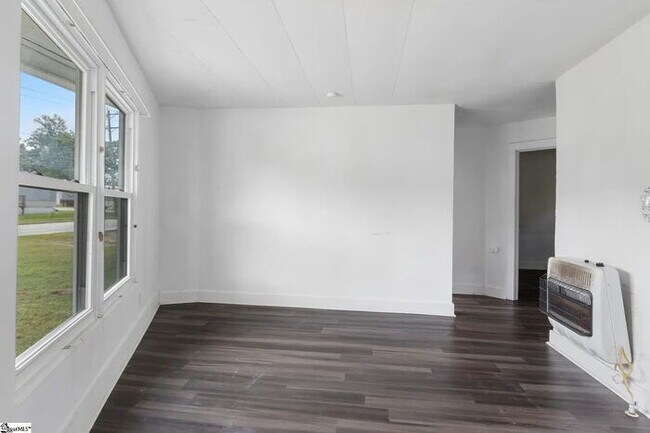 Foto del edificio - "Charming 2-Bedroom Retreat at 111-A North Bell Street, Clinton - Your Cozy Home Awaits!"