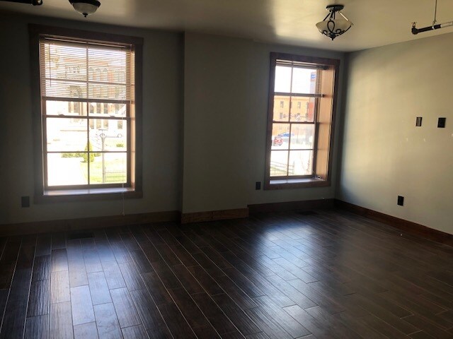 Building Photo - 320 S Main St