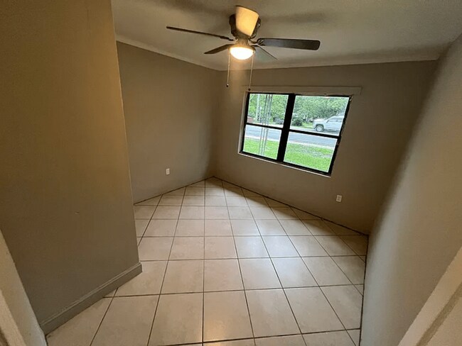 Foto del edificio - 1240 Levy Ave