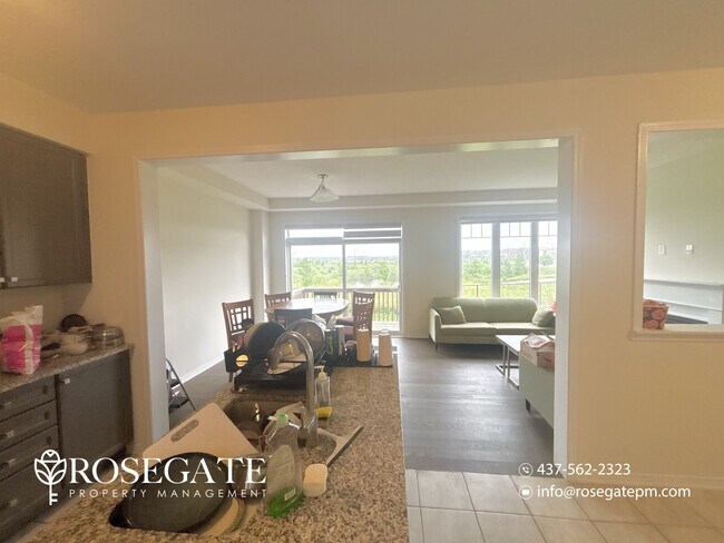 Photo du bâtiment - Spacious 3-Bedroom Detached Home with Garage & Backyard – Hamilton