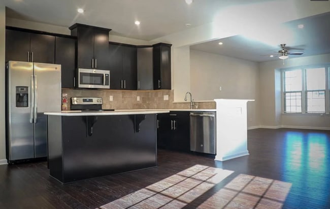 Building Photo - Beautiful 4BR Home w/ Garage Parking in Charlotte!