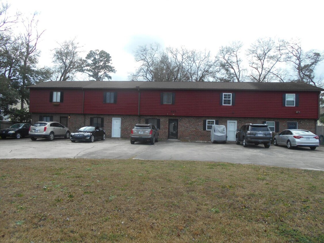 Foto principal - 2 bedroom townhome blocks from the beach.