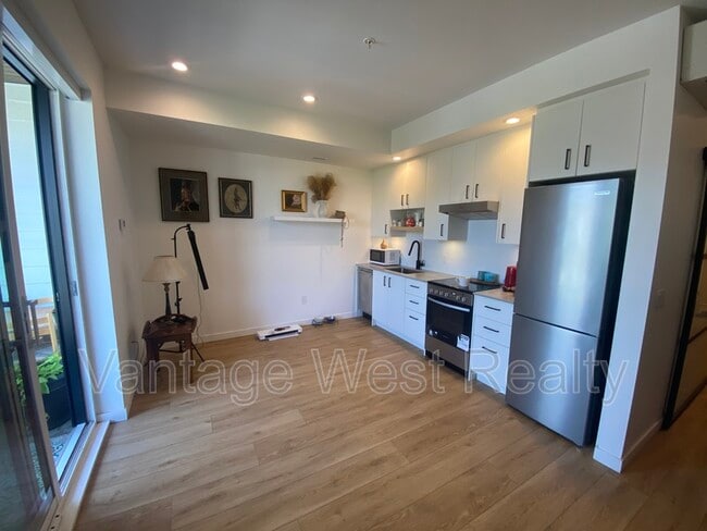 Photo du bâtiment - 660-660 Cawston Ave