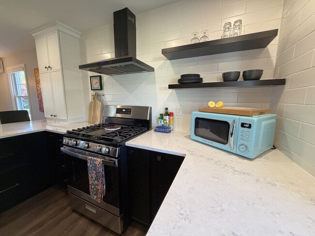 Building Photo - Elegant Single-Family Home with Chef’s Kitchen & Private Yard