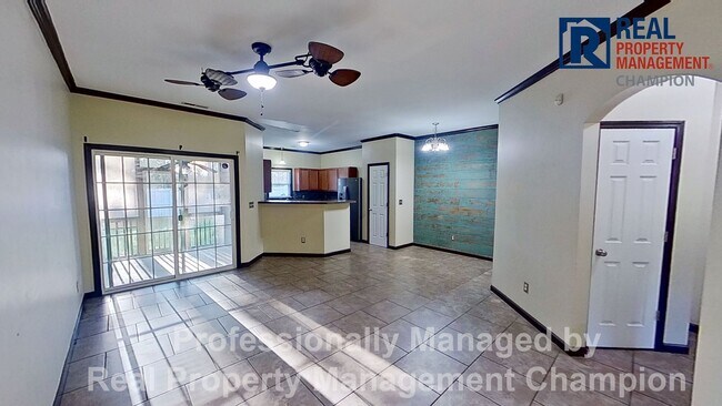 Foto del edificio - Beautiful Two Story Townhome with Lots of Storage!!