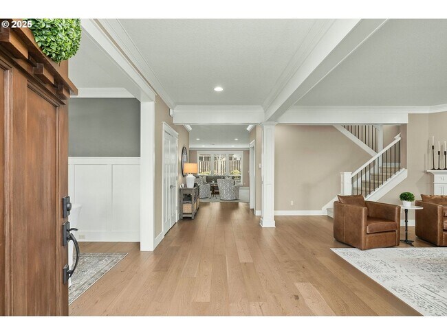 Foto del edificio - Expansive 5-Bedroom Home with Gourmet Kitc...