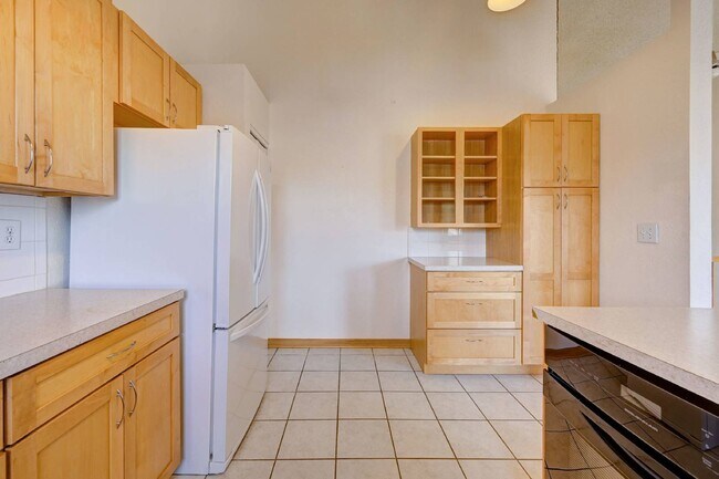 Foto del edificio - $2,450 - 2 Bed, 2 Bath Townhome in Lakewoo...