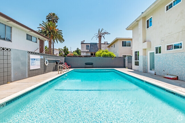 Building Photo - Retro Style Apartment Building with Pool a...