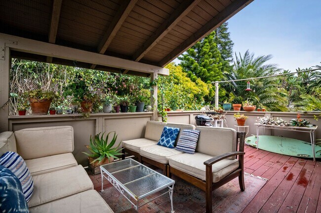Foto del edificio - Beautiful end unit with charm and ease of ...