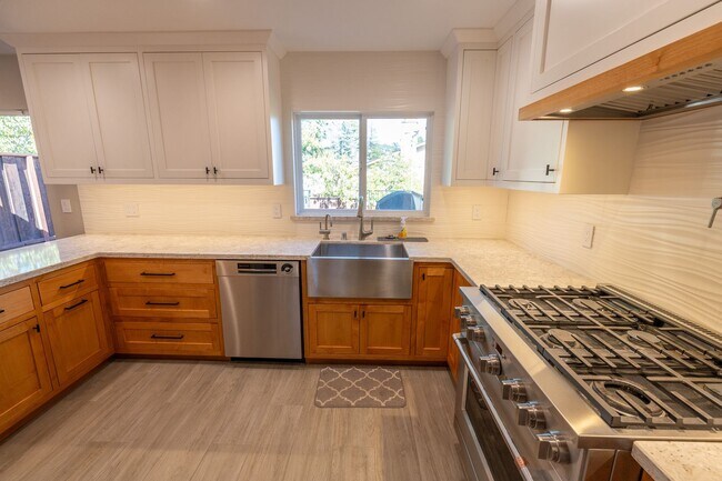 Building Photo - Amazing 4 bedroom home in one of Castro Valley's most desirable neighborhoods.  Owned solar!