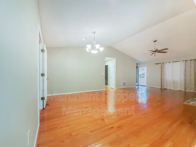 Building Photo - 106 Setters Ct