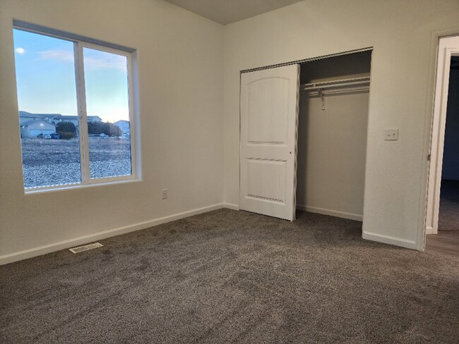 Building Photo - 712 E Hahns Peak Ave