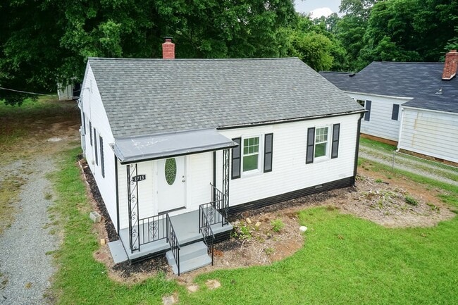 Building Photo - Renovated home with detached building/gues...