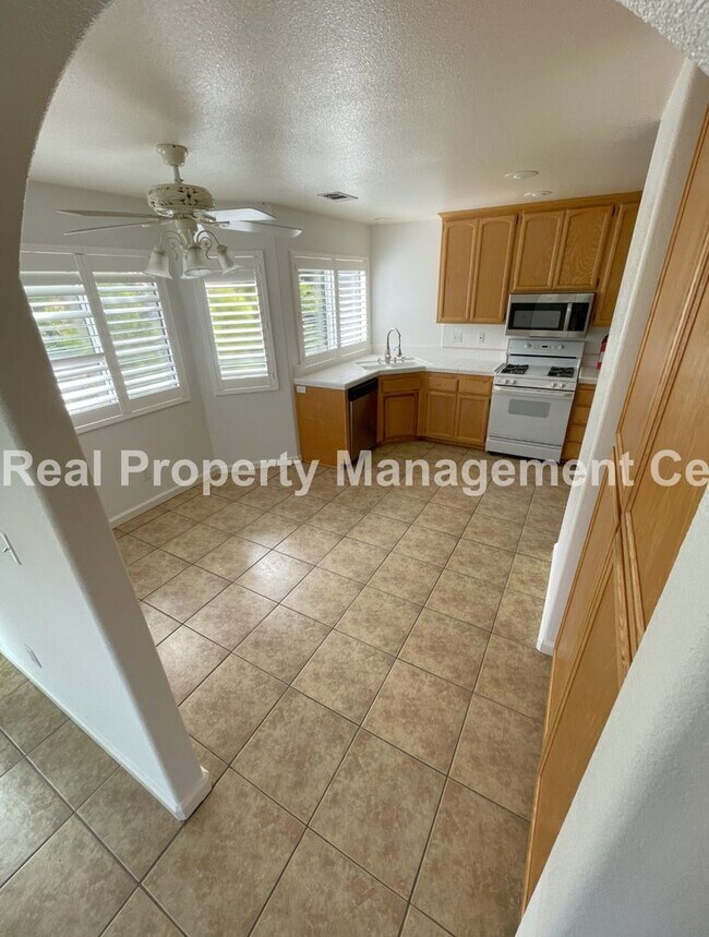 Foto del edificio - AVAILABLE NOW - Beautiful 3 Bed / 2 Bath i...