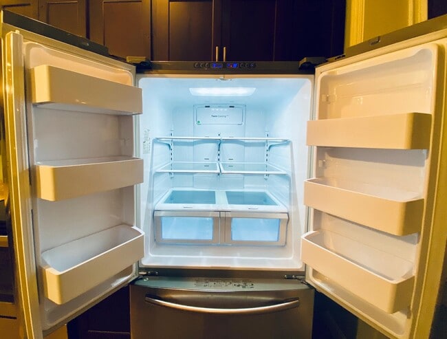 Samsung Refrigerator - 1806 3rd Ave