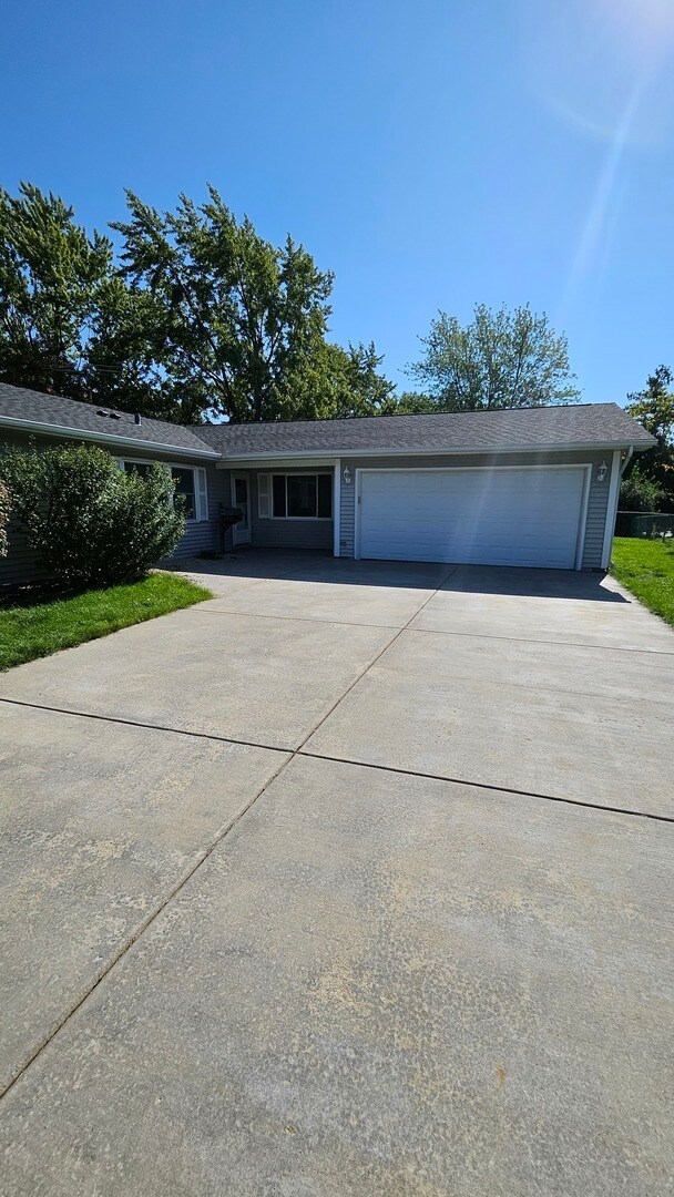 Building Photo - 1321 Elm Dr