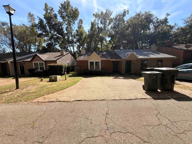 Building Photo - 2231 Treeo Ln