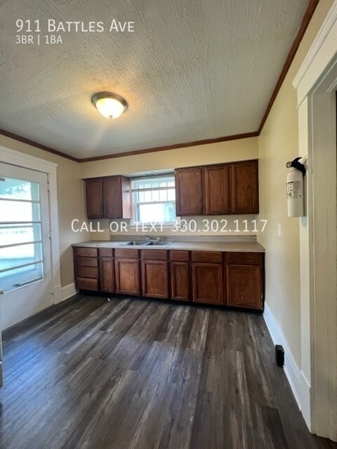 Building Photo - Three bedroom home with large yard in Kenm...