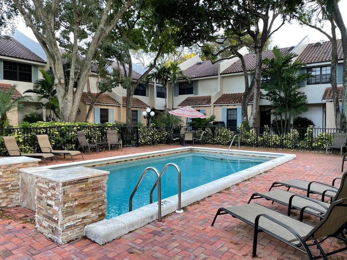Courtyard entry with pool area - 810 SE 2nd St (Fort Lauderdale, FL)