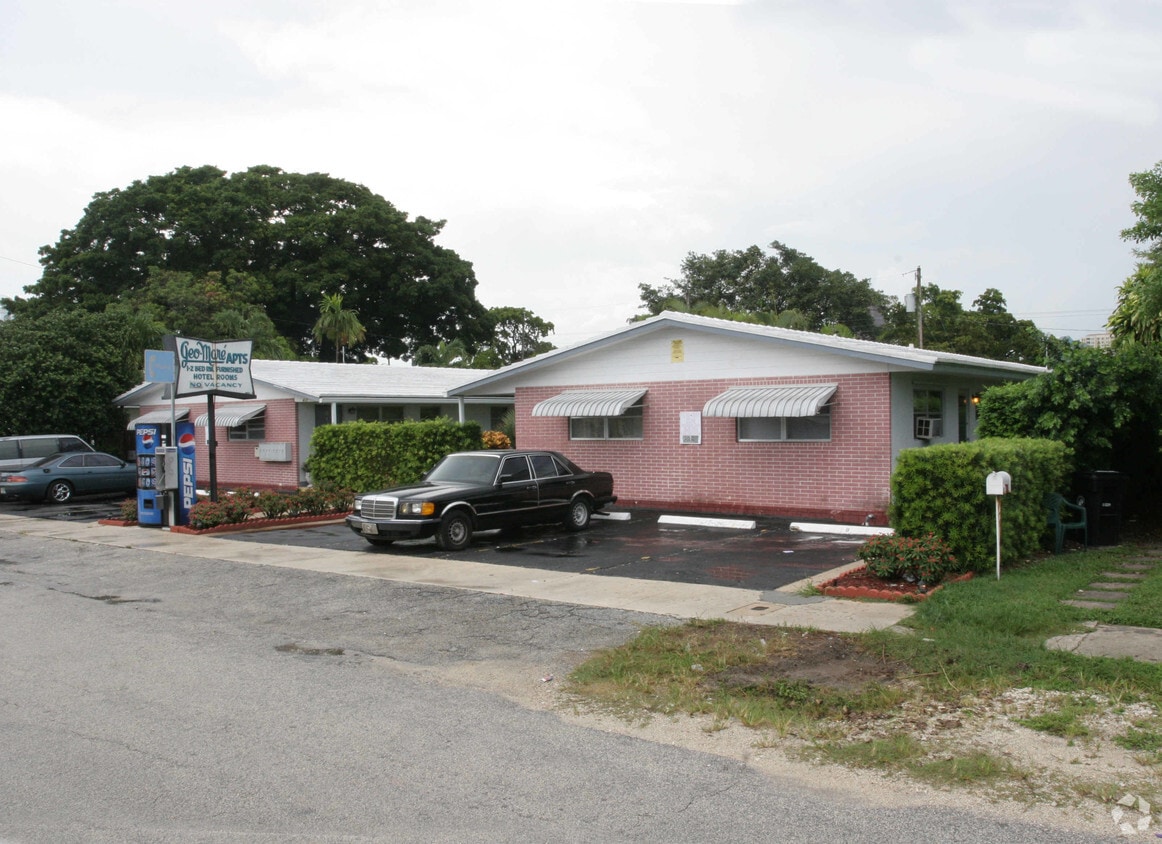 Building Photo - 417 SE 12th Ct