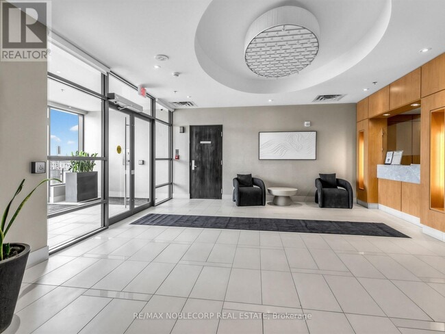 Building Photo - 840 Queens Plate Dr