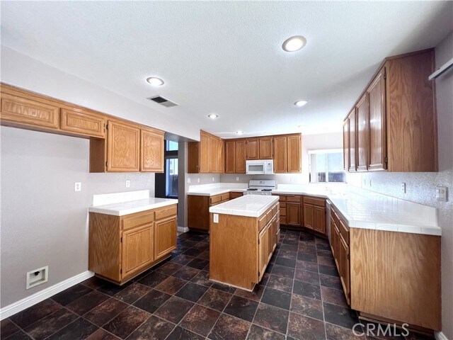 Building Photo - 20865 Oakdale Ln