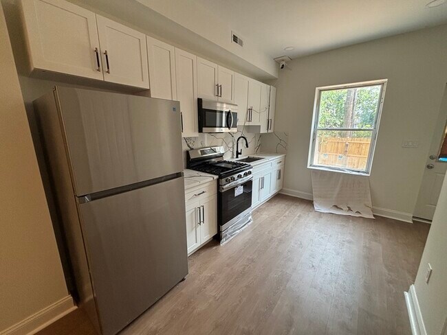 Building Photo - Rehabbed 4 bedroom Townhome
