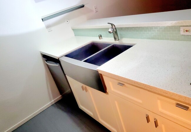 kitchen - 750 N Kings Rd