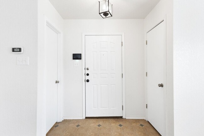 Foto del edificio - 3 bedroom and 2.5 bathroom located in Vill...