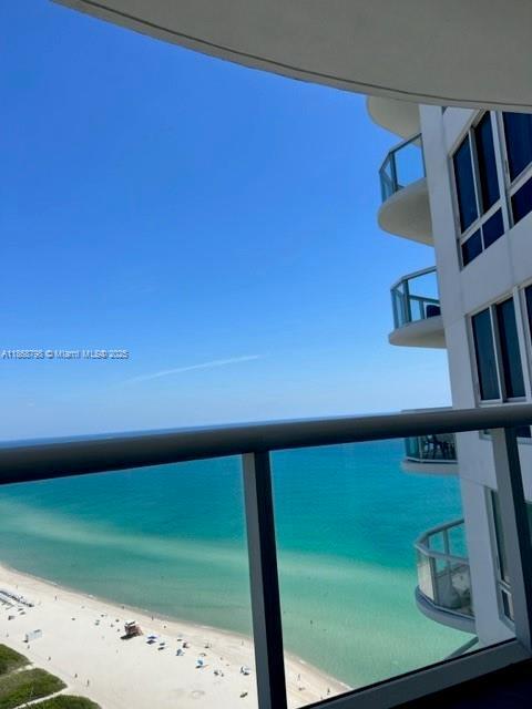 Foto del edificio - 6365 Collins Ave