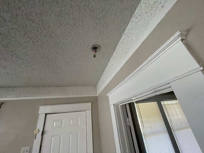 Foto del edificio - Spacious 3 bedroom, 1 bath